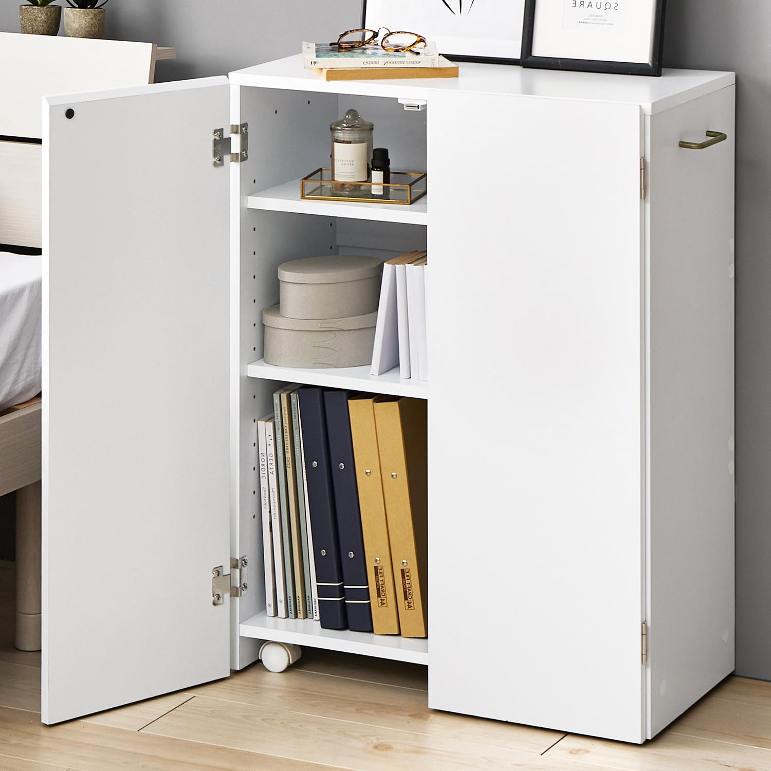 全国送料無料 萩原 本棚 扉付き 推し活【 隠して 収納 】コミック 最大216冊 隠しキャスター付き 可動棚 幅60 ホワイト VKB-7277WH