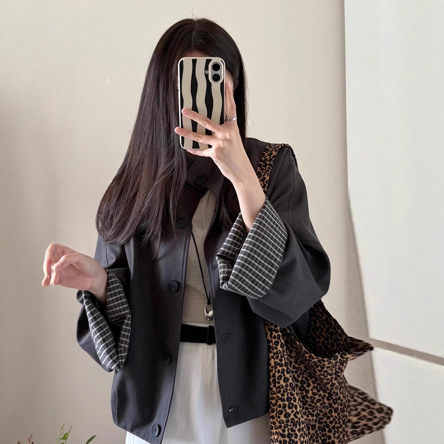 グレーのショートパーカー女性の秋の新モデル大きくて美しい小柄な人が流行している韓国版の薄いタイプ