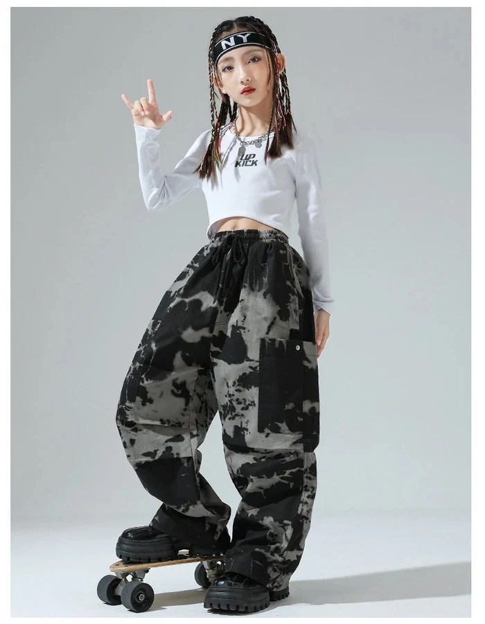 ダンス衣装 女の子 キッズダンス ガールズ ファッション 団体服 演出服 セットアップ 黒 白 長袖 へそ出し Tシャツ 迷彩柄 カーゴパンツ 体育祭 文化祭 学園祭 公演服 応援団 クラス活動 運動
