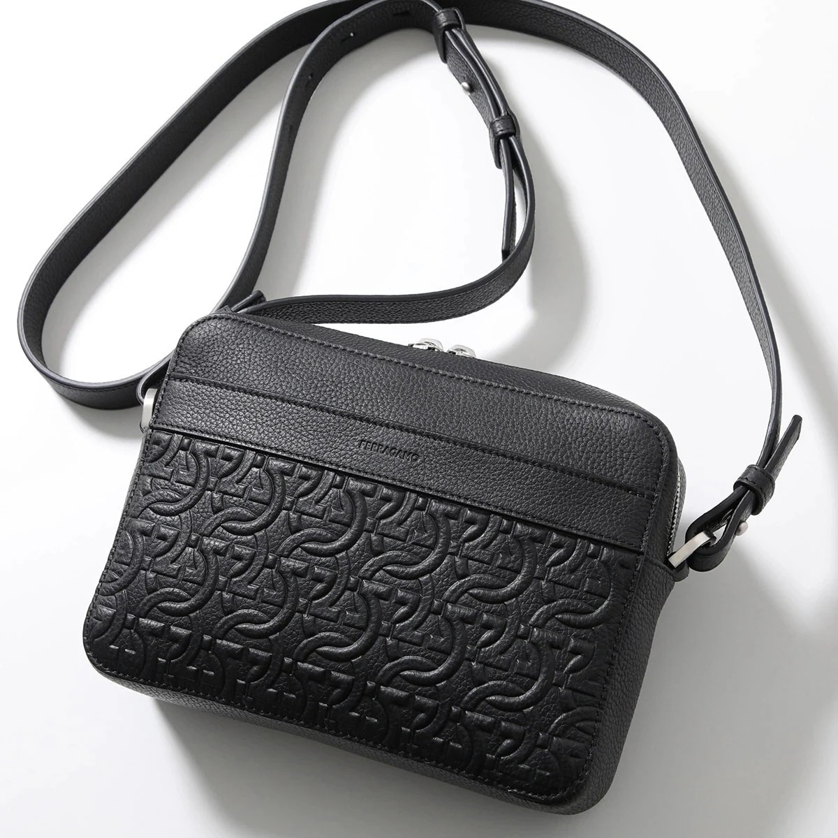 FERRAGAMO フェラガモ ショルダーバッグ TRAVEL EMBOSSED BLOCCO 24 1363 メンズ レザー ガンチーニ クロスボディ クラッチバッグ 鞄 001/NERO