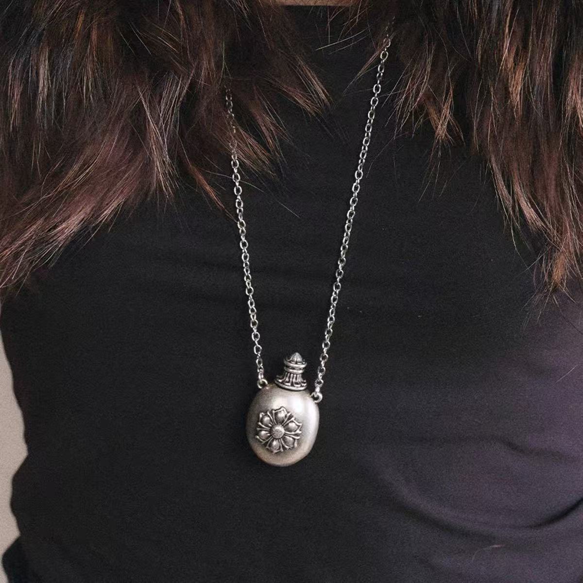 彫刻されたワインジョッキのネックレスオリジナルのニッチファッションのレトロなネックレスセーターチェーン女性のアンティークシルバー新鮮で甘いその他のスタイル