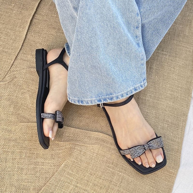 可愛い, 女性らしい雰囲気の キラキラ ホットフィックス．キュービック付き リボン ストラップ付き ローヒール デイリーサンダル