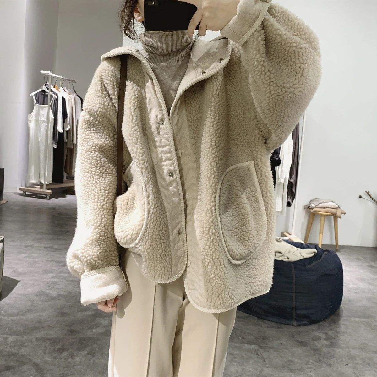 両面に羊の毛のコートを着て女性今週の割引は 25% オフですのゆったりとした毛皮と一体に綿毛の厚い上着を着ている