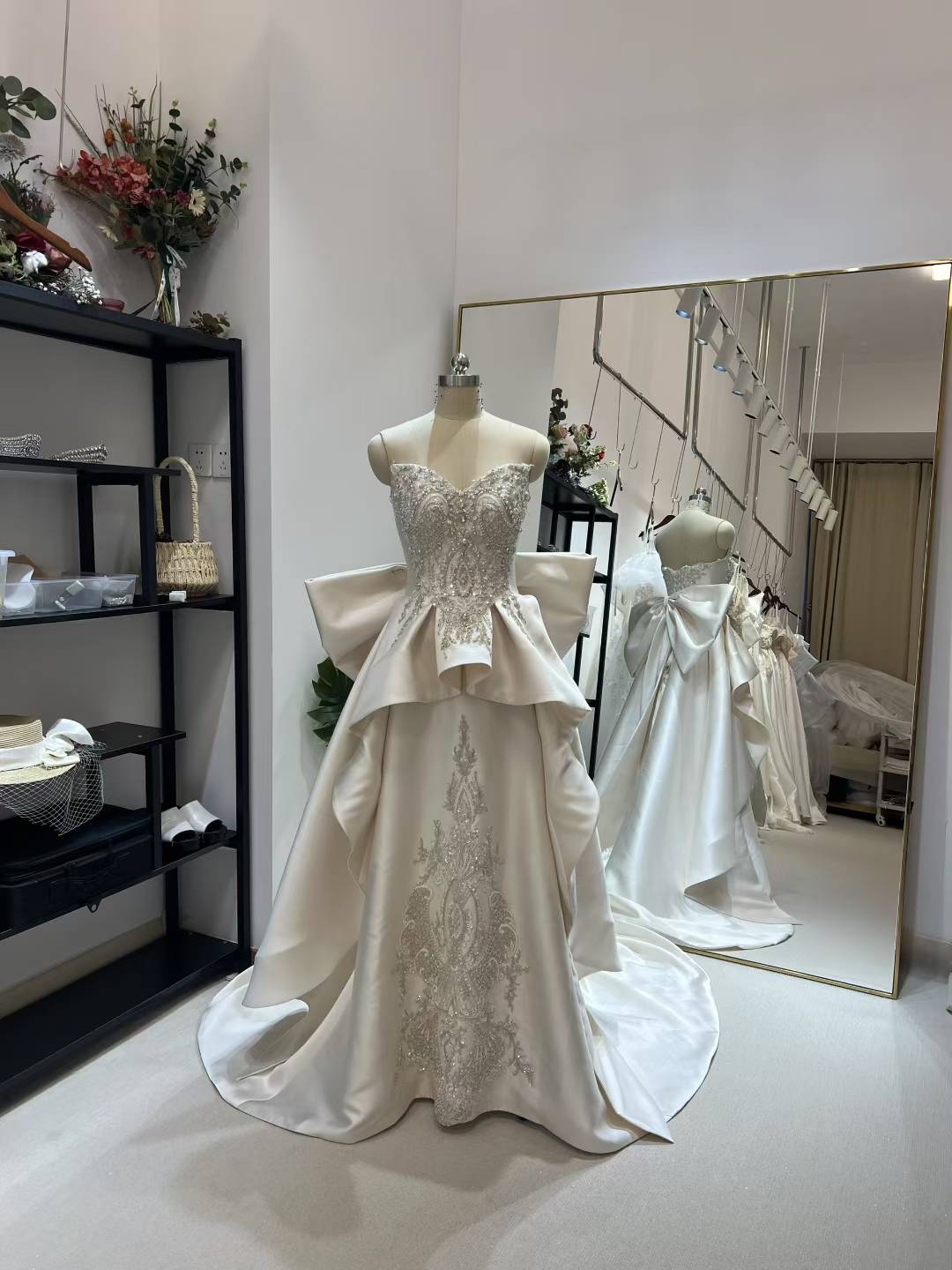 ウエディングドレス 韓国風ドレス キラキラのハンドビーディング 編み上げ ミカドサテン ふっくら柔らかなバックリボン 華やかなトレーン 結婚式