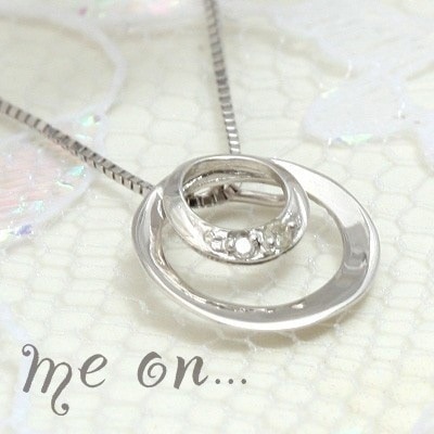 me on...ノスタルジックな三日月の弧 K10ホワイトゴールドダブルムーンアークモチーフダイヤモンドネックレス重ねられたアークモチーフが三日月の陰影を落とします