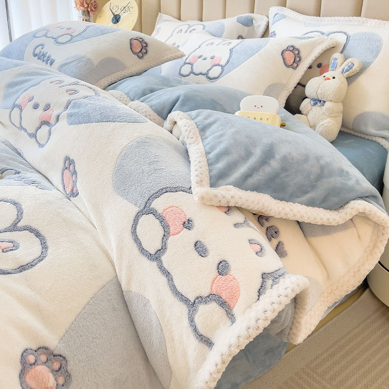 秋冬の厚手ミルクフロマージュベッドの上の4つのフロマージュ布団カバー両面フランネルフロマージュシーツの3つのセット