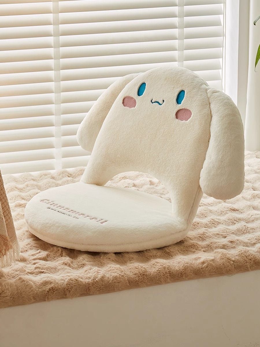 玉桂の犬の子供は椅子に座ってかわいいです