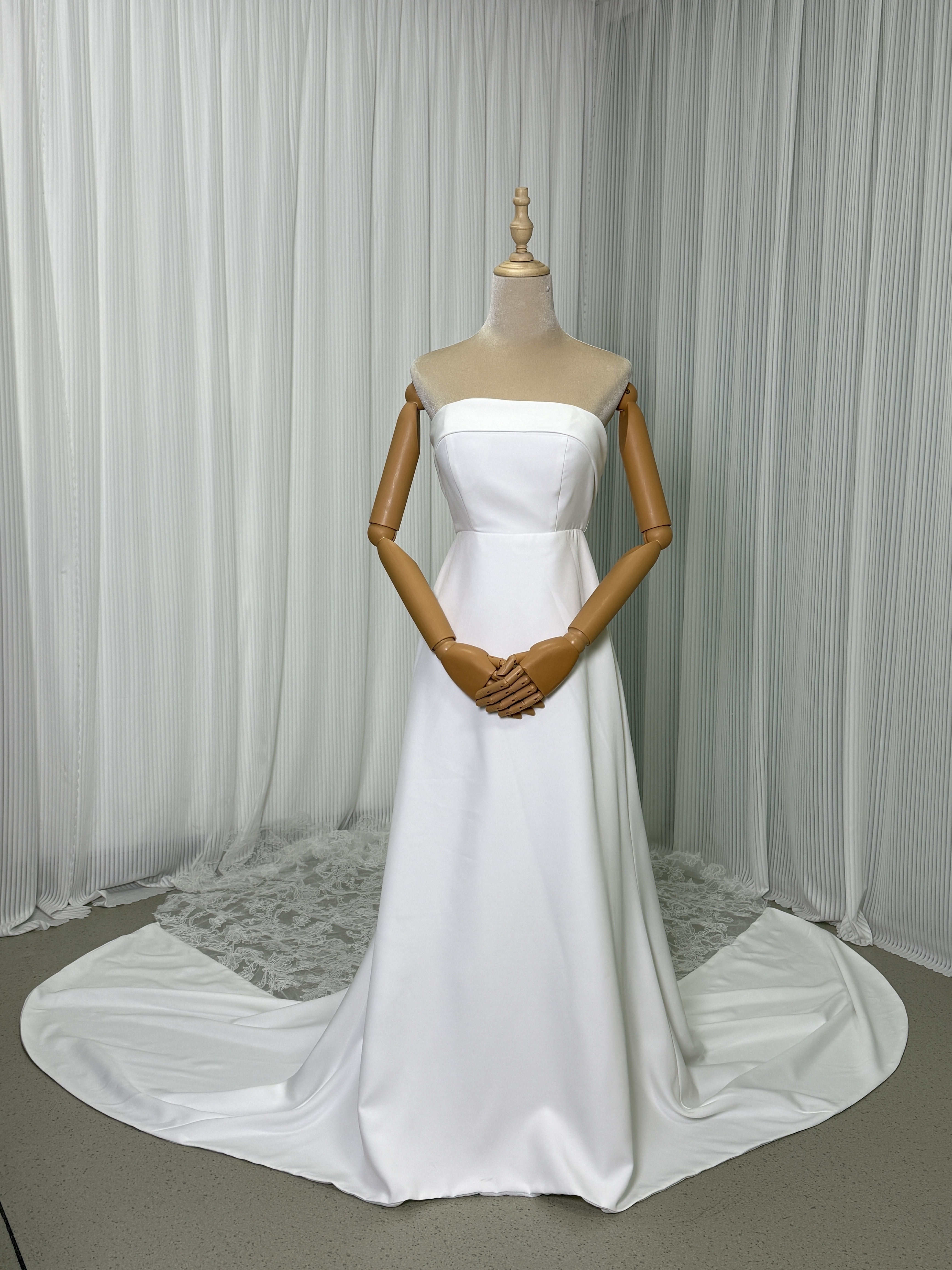 ウエディングドレス ベアトップ 光沢サテン 結婚式 前撮り レーストレーン 憧れのドレス