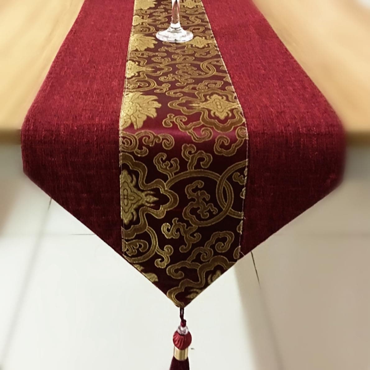 和風 テーブルランナー レッド テーブルクロス 北欧 お正月 刺繍 テーブル マット シンプル 撥水加工 上品 おしゃれ モダン 断熱 滑り止め 30*230 お手入れ簡単 食卓飾り 家庭用 丸洗い