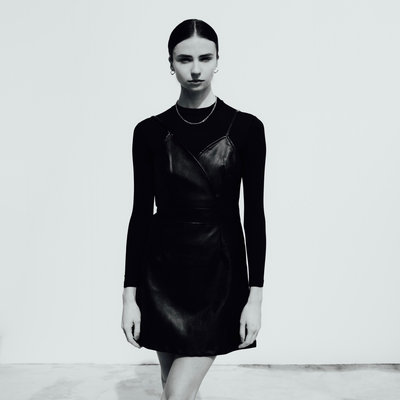 レザーワンピースセット　セットアップ　キャミワンピ　ミニ丈　PUレザー　カットソー　秋冬　レディース