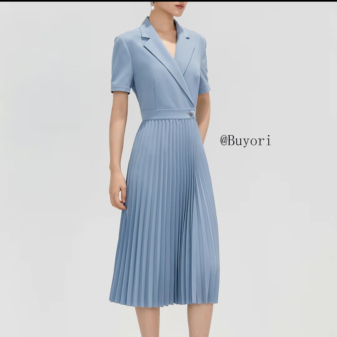 半袖プリーツの偽の2枚のスーツプリーツスカート2025夏の高級な通勤の中で長いワンピースつなぎ合わせてやせて見えるデザイン感正装高級感日常の通勤の修身はやせて見えるコーディネートの雰囲気です