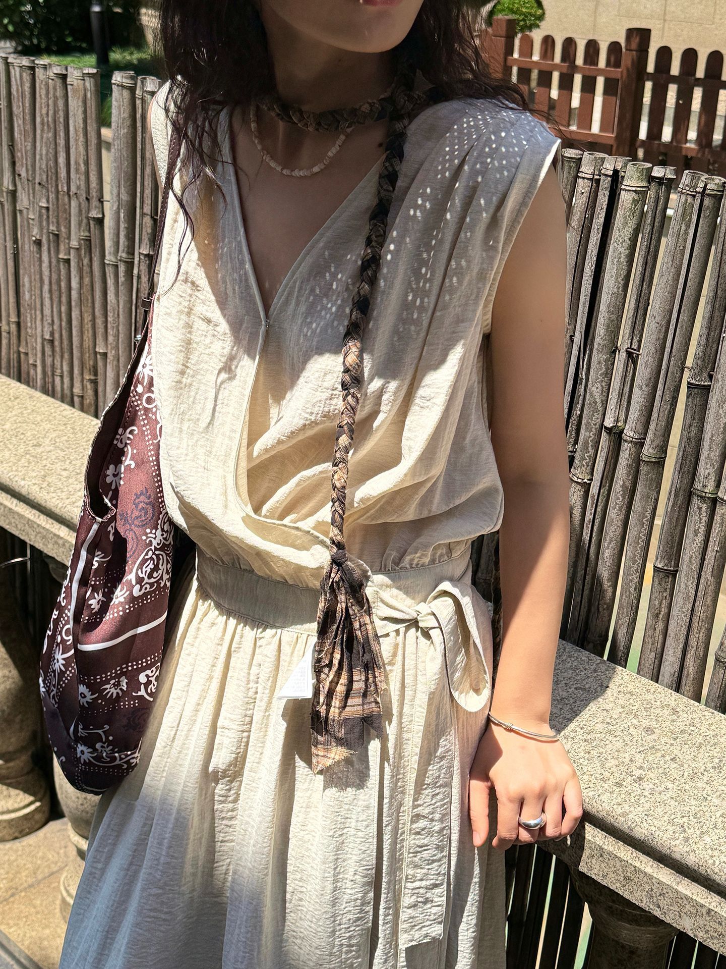 夏の新型のフランス式ロマンチックな腰のしわのvネックの袖なしのワンピースの軽やかでふわふわしている気質の長いスカートの女性