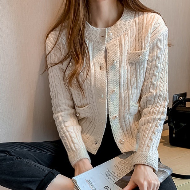 トップス カーディガン 長袖 クルーネック 前開き デザインボタン 胸ポケット ショート丈 かわいい 大人可愛い きれいめ シンプル 上品 おしゃれ かっこいい カジュアル レトロ こなれ感 個性的