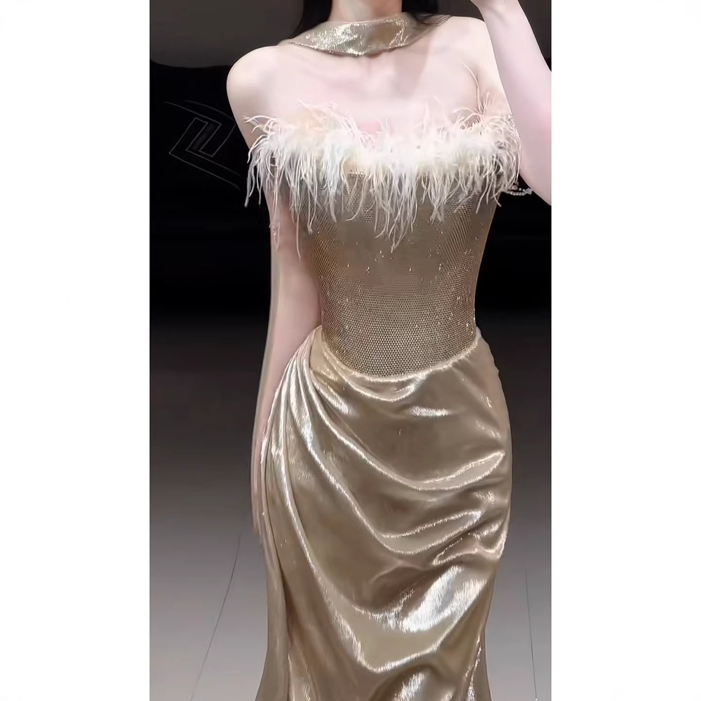 シャンパンゴールド チューブトップ フェザー イブニングドレス 高級感 宴会 上品 セレブ スパンコール 婚約 新婦 披露宴