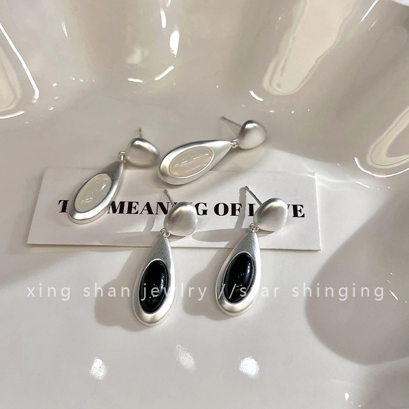 小人数のデザイン感個性的なしずくピアスまずはシンプルで高級感のあるスクラブピアスを見る