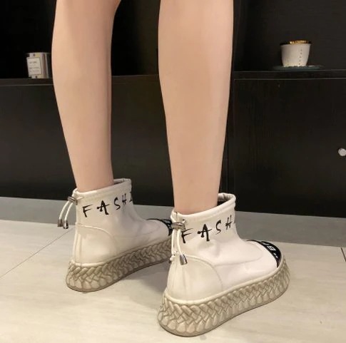 靴 厚底 アンクル ブーツ お出かけ カジュアル おしゃれ 大人可愛い クール かっこいい デート リゾート 普段使い アウトドア ラウンド フラット ロゴ シンプル ホワイト 存在感 スタイル