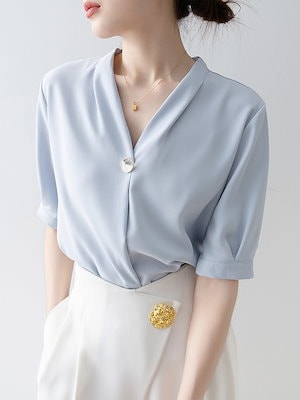 【1点ご購入 で10点プレゼントいたします】ブルーVネックサテンブラウス女2025ゆったり感半袖シャツ気品シフォントップス