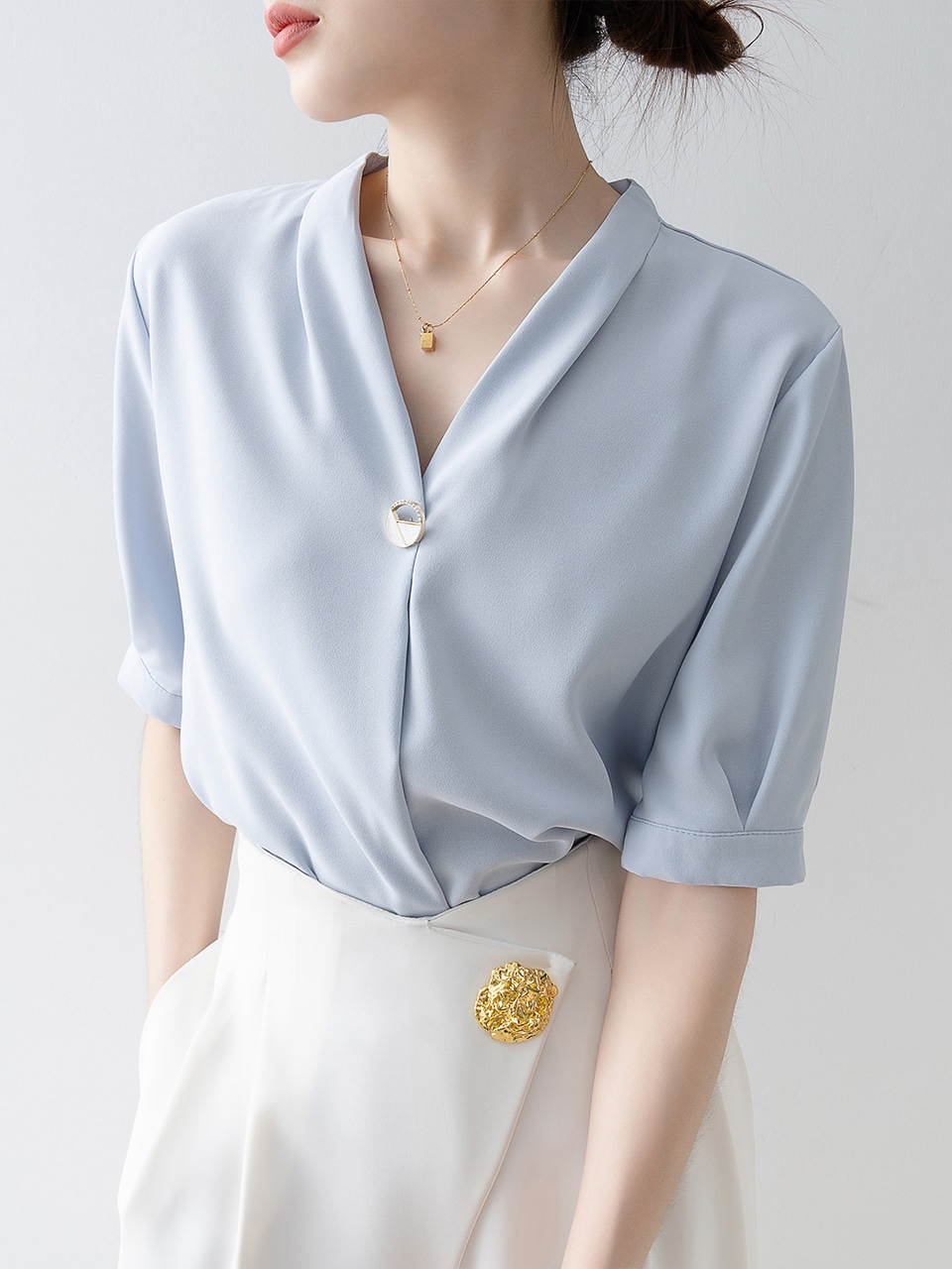 【1点ご購入 で10点プレゼントいたします】ブルーVネックサテンブラウス女2025ゆったり感半袖シャツ気品シフォントップス 190,991円