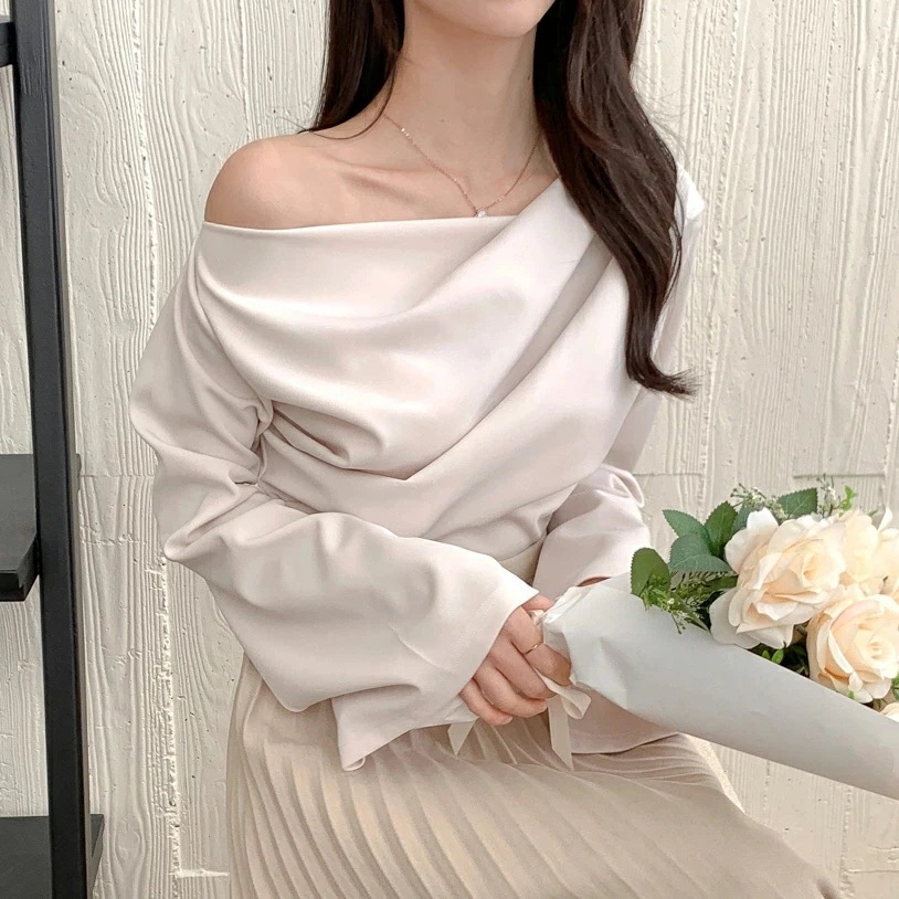 サイドタックフレアスリーブブラウスp456265 レディース bl 韓国ファッション トップス ブラウス ワンショルダー 長袖 サイドタック フレアスリーブ シャーリング ボリューム 無地 大人 モ 4,404円