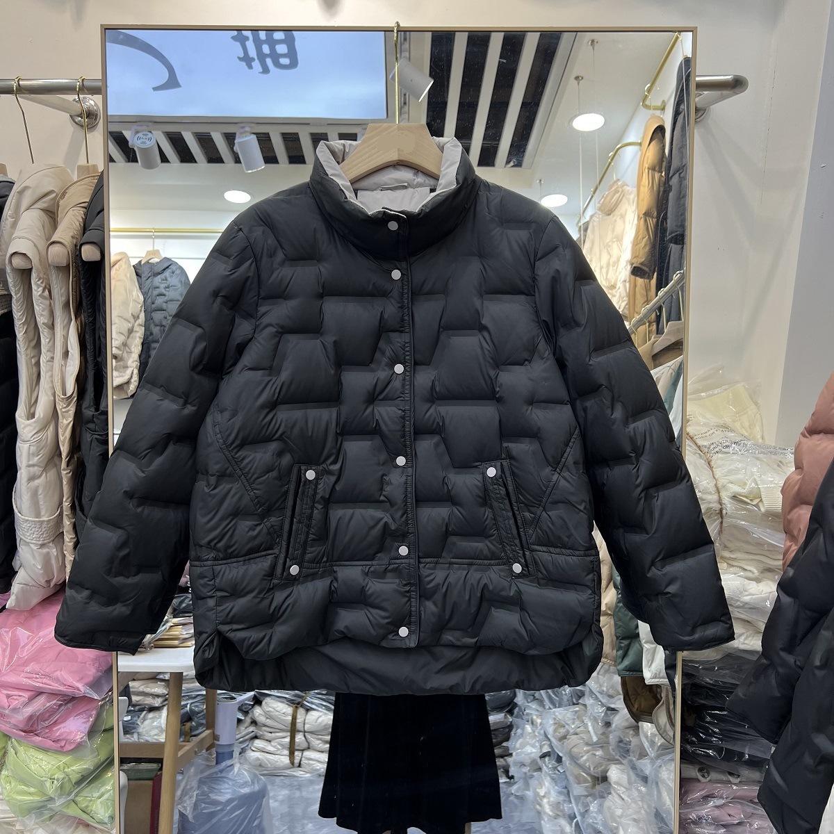 ホワイトダックダウンの薄手ショートスタンドカラーゴム引きダウンジャケットレディース2025年冬新作ファッション小型暖かいコートトレンド