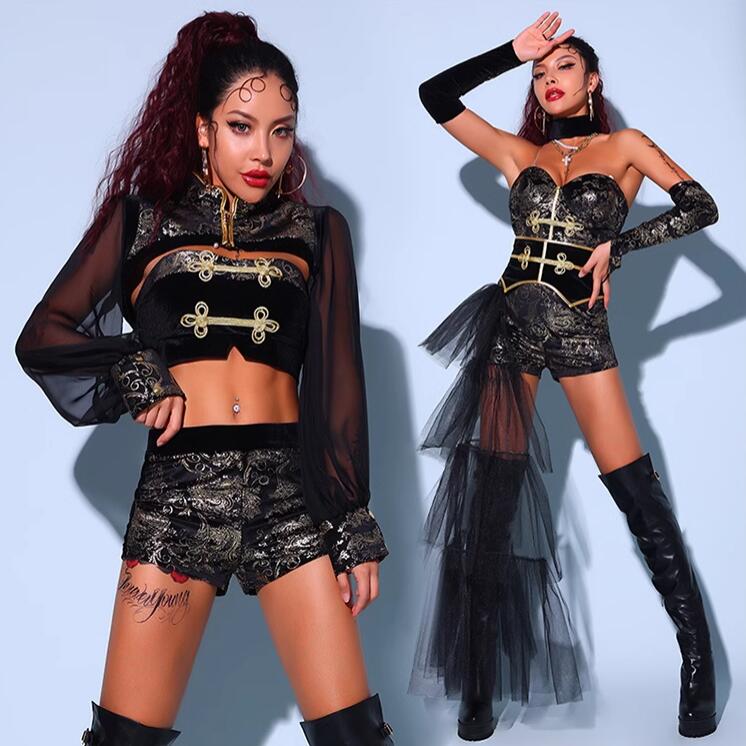 期間限定30%割引 レディース ジャズ ダンス衣装 セットアップ 黒系 中華 ヒップホップ ダンス衣装 金色プリント 長袖 ショート丈トップス＋ミニパンツセット 長いチュチュ付きベアトップ ショートサ