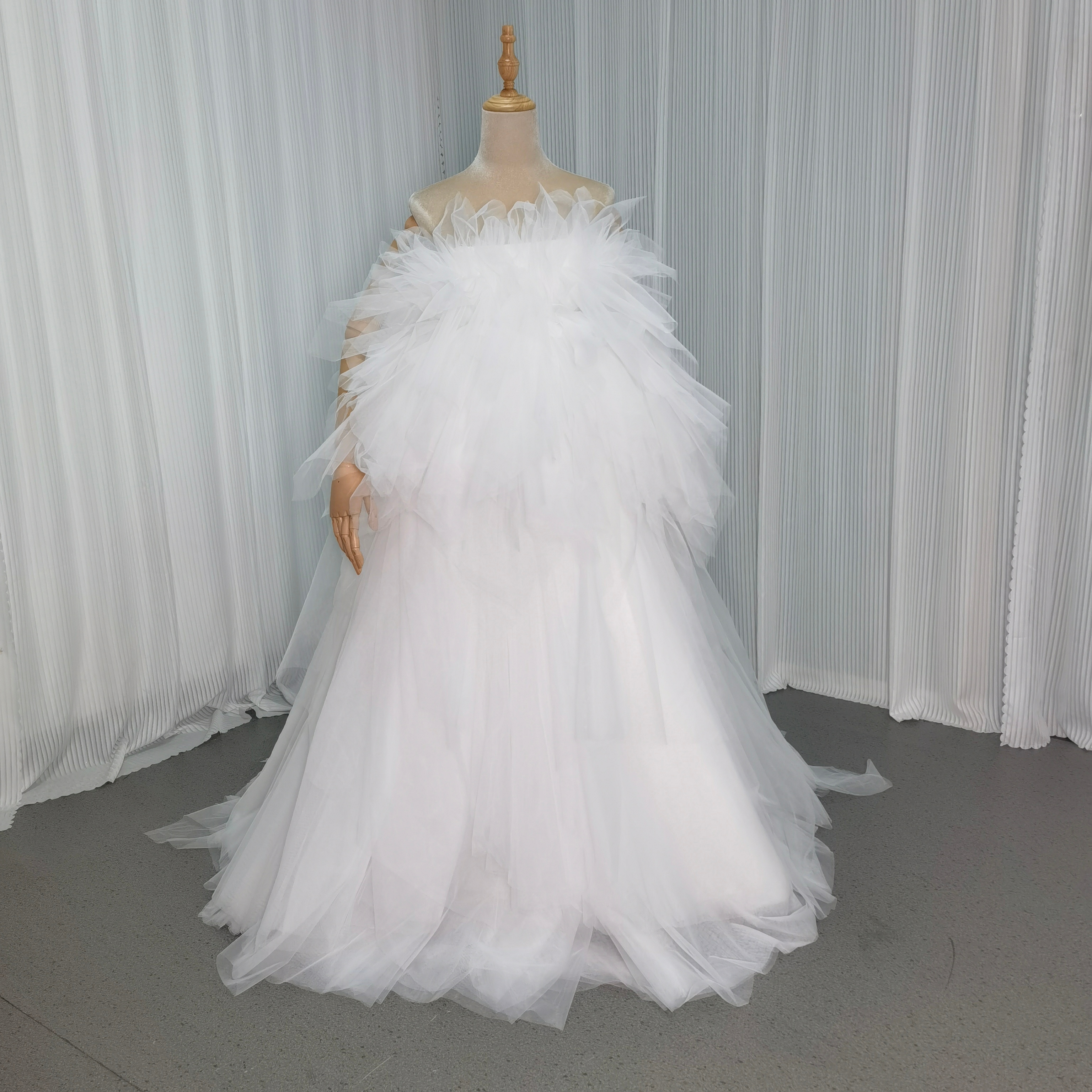 ウエディングドレス オフホワイト ビスチェドレス アシンメトリードレス 柔らかく重ねたチュールスカート 結婚式 前撮り