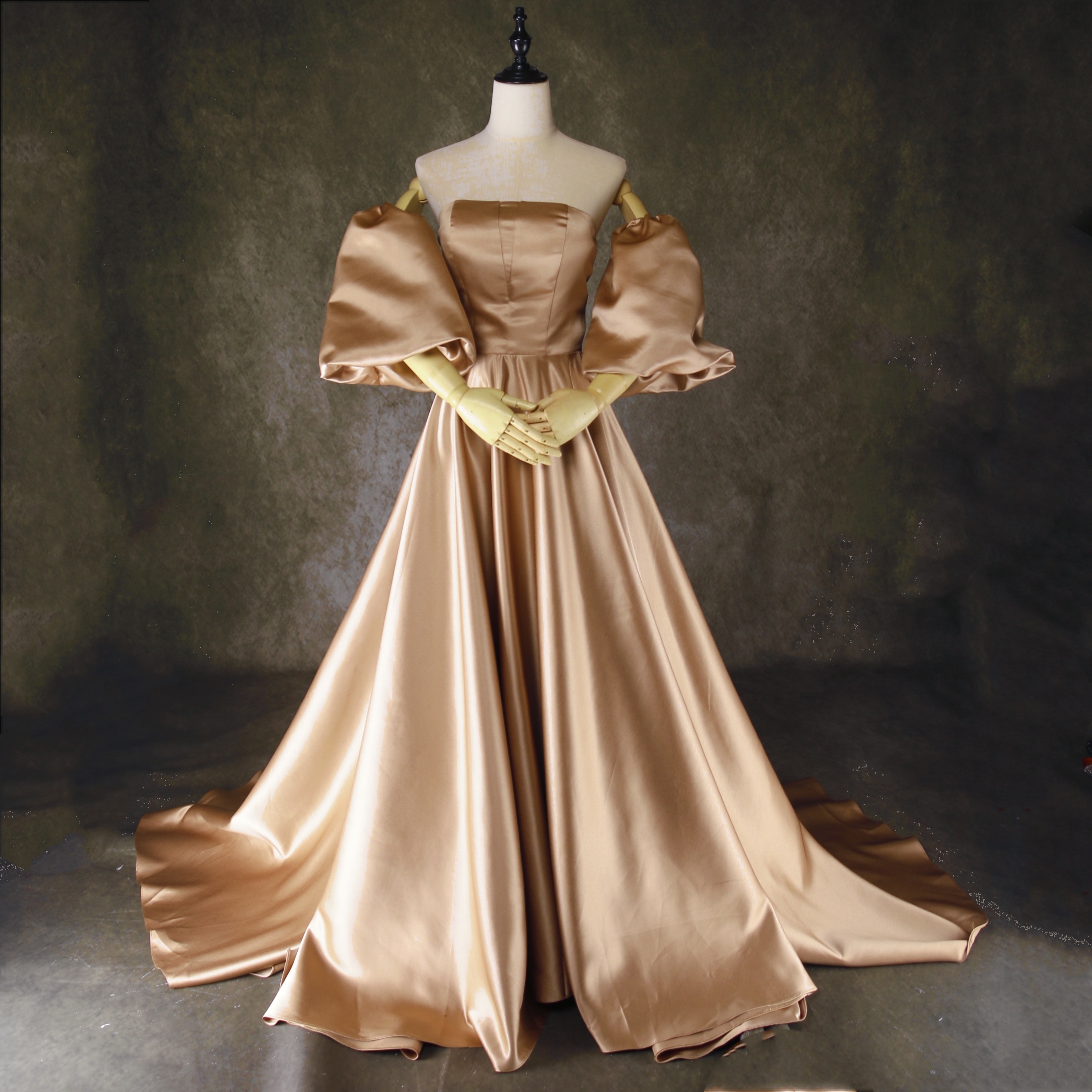 パーティードレス カーキ色 ベアトップ パフスリーブ 光沢サテン 披露宴/結婚式
