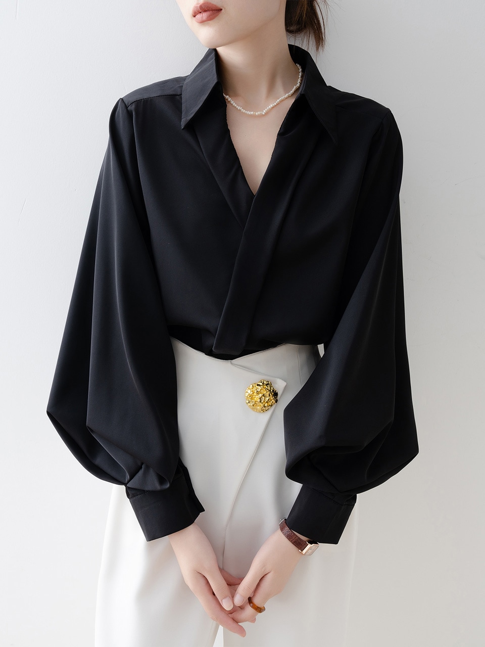 【1点ご購入 で10点プレゼントいたします】黒パフスリーブサテンブラウス春秋2025年Vネックシャツ高級感洋風
