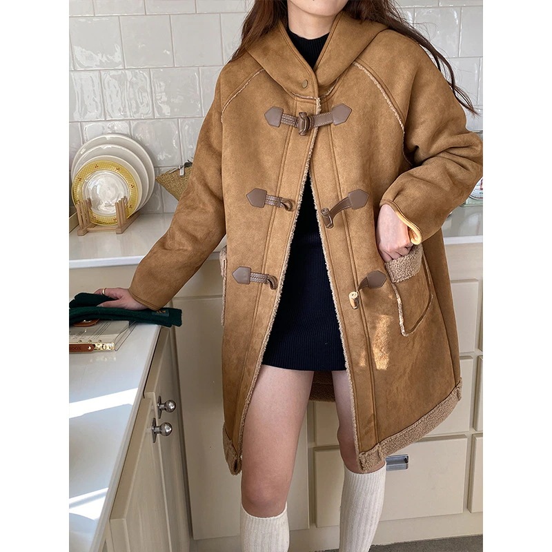 毛皮一体牛角ボタンウールのフードコート