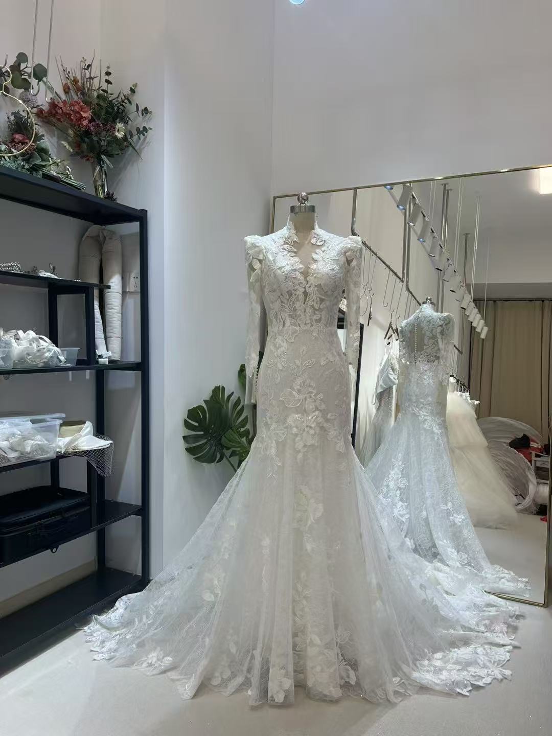 豪華！ウェディングドレス ハイネック 長袖 贅沢な総レース マーメイドライン 華やかなトレーン 結婚式