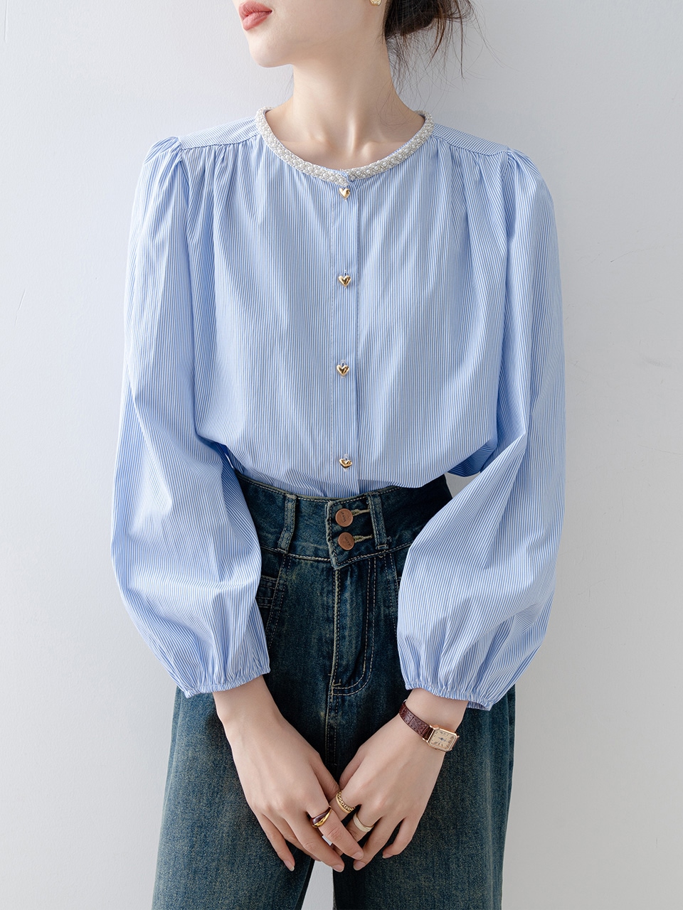 【1点ご購入 で10点プレゼントいたします】ブラウス2025女高級感秋冬レトロ水色丸首ストライプシャツパフスリーブトップス