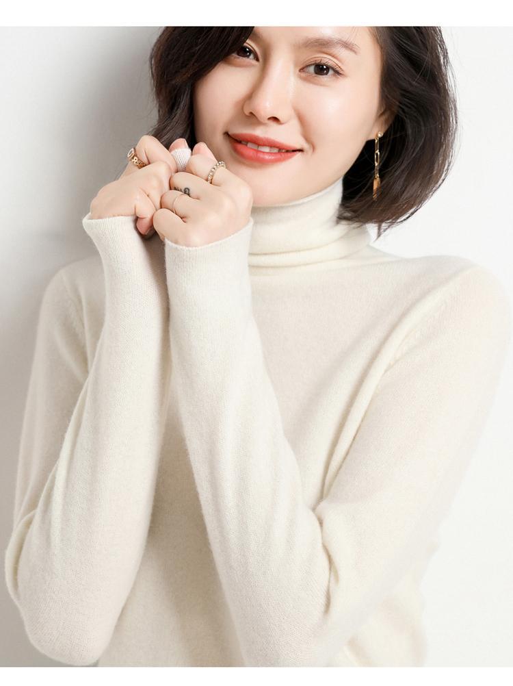 山の襟の綿毛の女性のカシミヤのセーターの外で高い襟のカバーの頭のゆったりしているセーターのニットを着