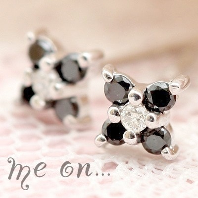 me on... オシャレなモノトーン K10ホワイトゴールド天然ダイヤモンド＆ブラックダイヤモンドクロスピアス 発送目安：２３週間