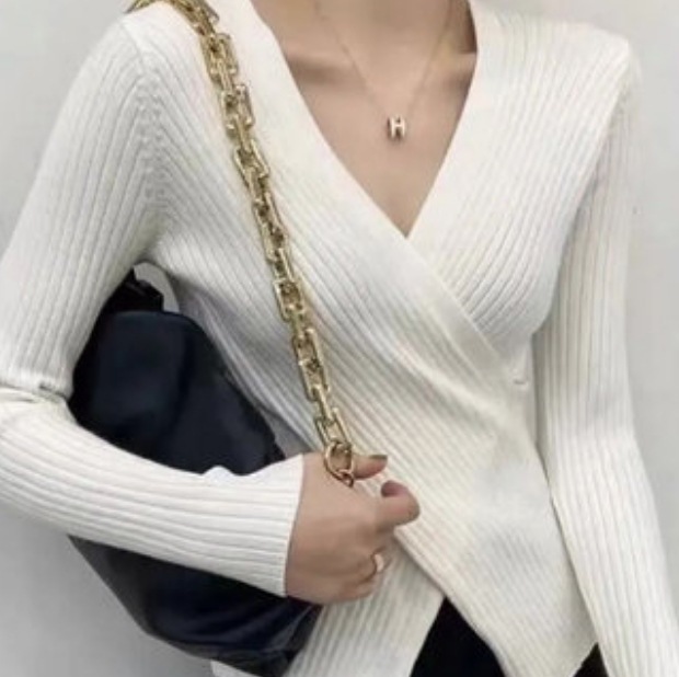 トップス カットソー ニットソー セーター 袖あり 長袖 Vネック ホワイト アプリコット ブラウン ブラック 大人 かわいい 大人可愛い 上品 おしゃれ 主役級 存在感 春 秋 冬 10代 個性的