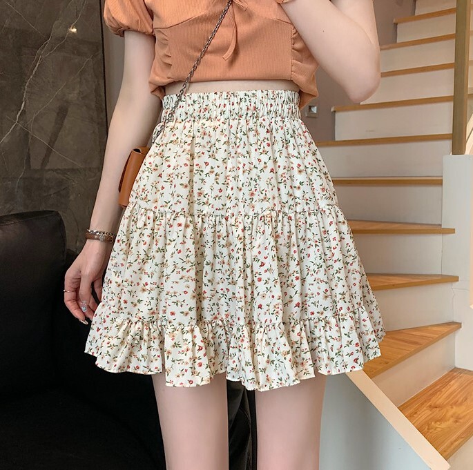 花柄 スカート ショート丈 フレア フリル かわいい 大人可愛い 大人 おしゃれ 大人可愛い ラブリー 花柄 春 夏 秋 10代 20代 30代 40代 デート お出かけ 女子会 お泊まり 休日