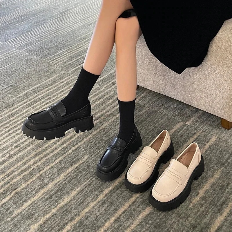 厚底ローファー 小さな革の靴女性レトロイングランドスタイル 太い足太い足大きなサイズの女性の靴