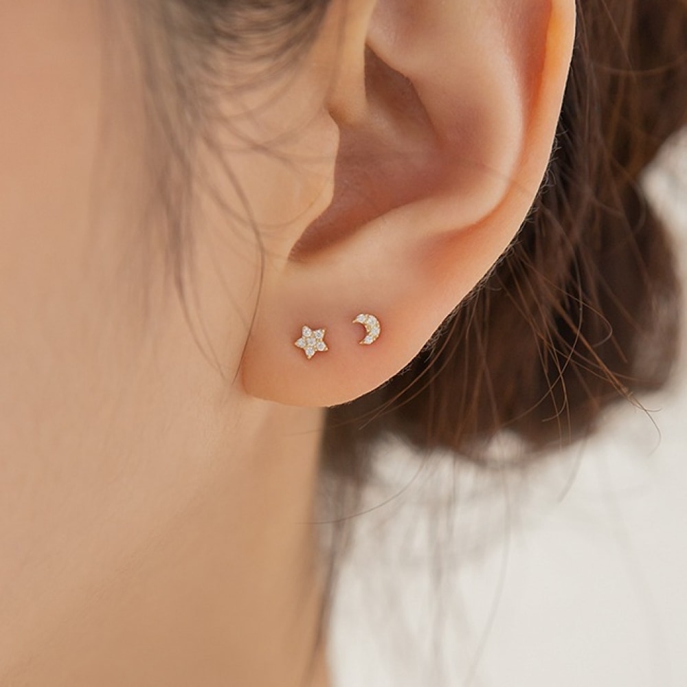 LUNNE 14k アンフットミニクレセントスターキュービックピアス (14k ゴールド) #ES26