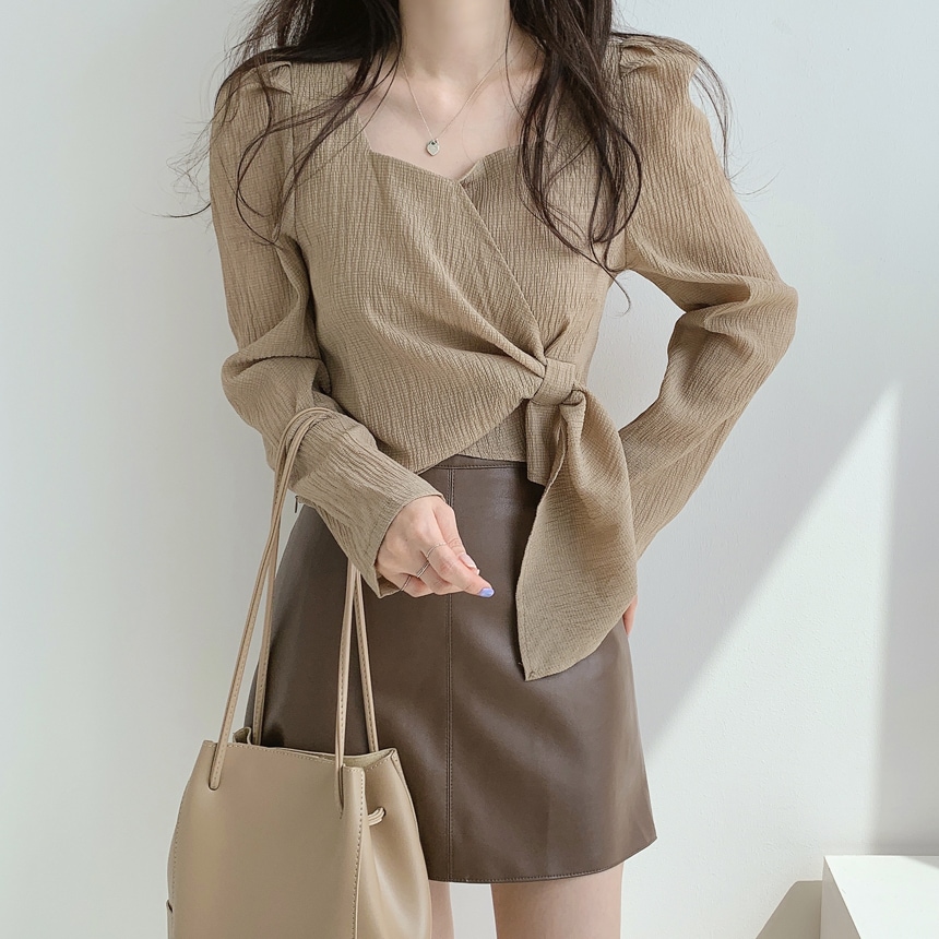 トップス ブラウス ショート丈 袖あり 長袖 スクエアネック ストレート リボン かわいい 大人可愛い シンプル 上品 おしゃれ 大人女子 こなれ感 キュート クール エレガント 存在感 無地 春 秋