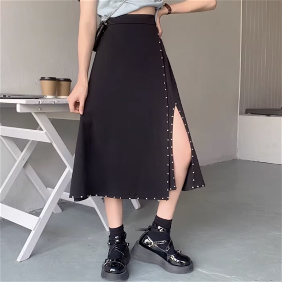 ロングスカート ロング ミモレ丈 フレア Aライン シンプル スリット 装飾 スタッズ かわいい 大人可愛い きれいめ カジュアル 大人 おしゃれ お洒落 こなれ感 コンサバ系 ラフ