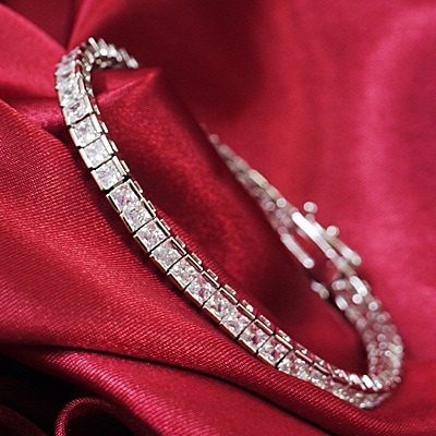 箱ラッピング付/宅配便品質保証書付！当店限定！迫力の輝き！最高級品質10カラットテニスブレスレット