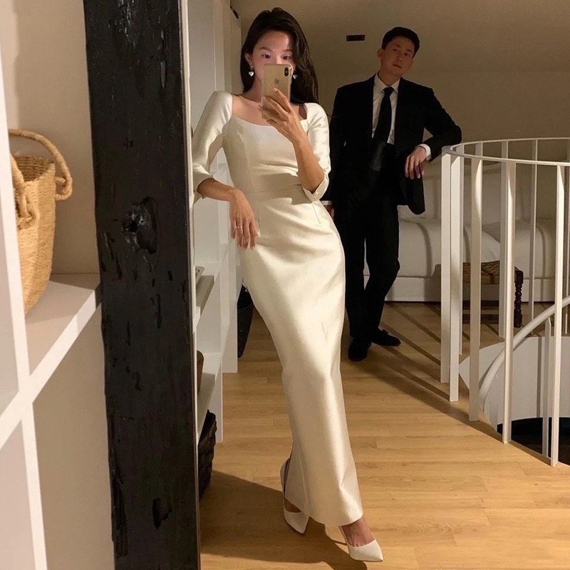 韓国式の軽いウェディングドレスの春の新型のサテンは簡単に外に出て客を迎えます