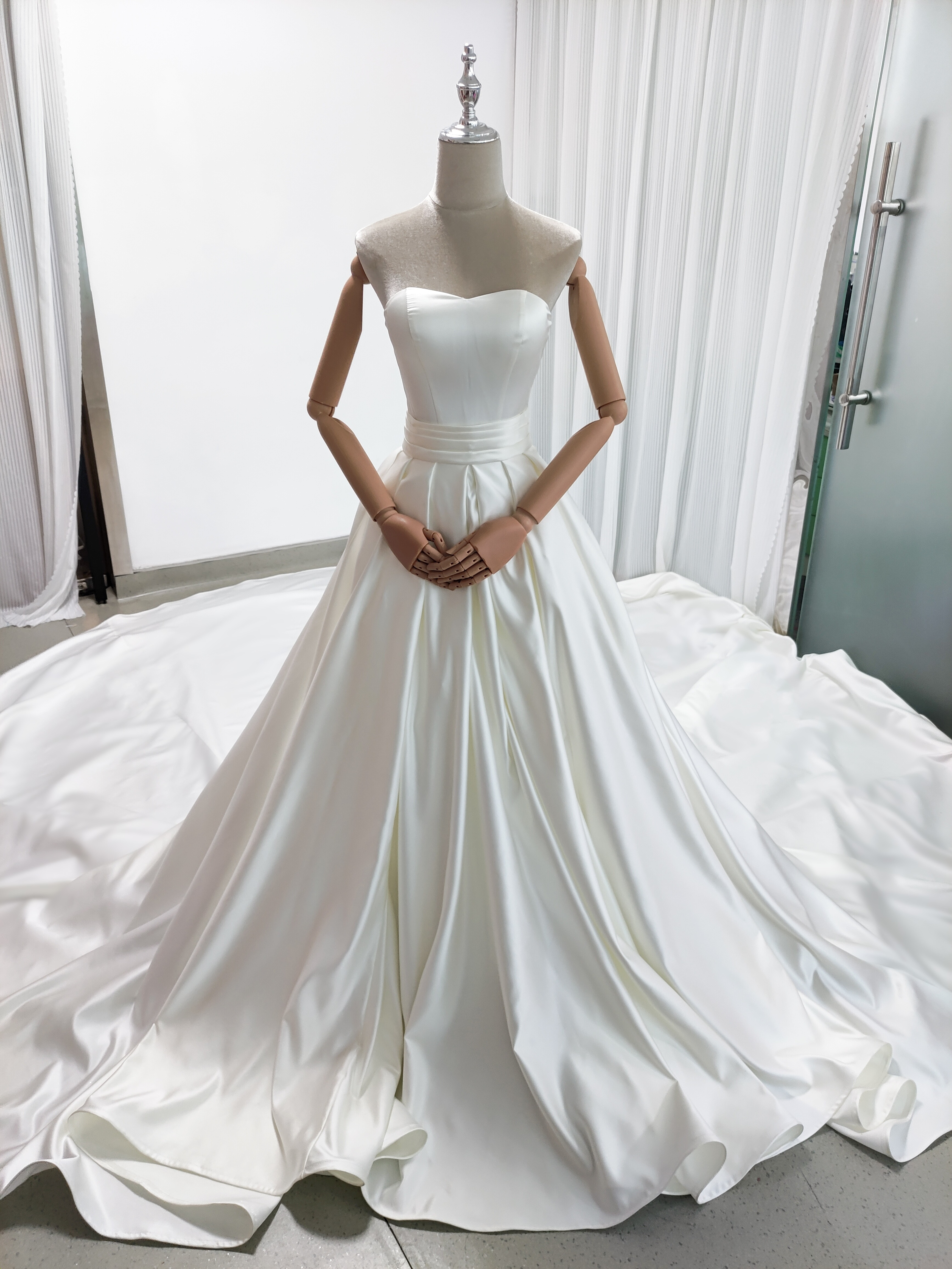 ウェディングドレス ベアトップ 光沢サテン ロングトレーン 編み上げ スレンダーライン 前撮り 46,194円