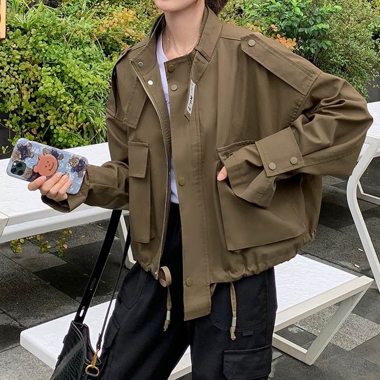 ストラップ袖ジャケット アウター レディース ジャケット ブルゾン 袖コンシャス ハイネック ポケット付き ウエスト紐 ドロップショルダー ミリタリージャケット 茶色 ブラウン 大人可愛い きれいめ