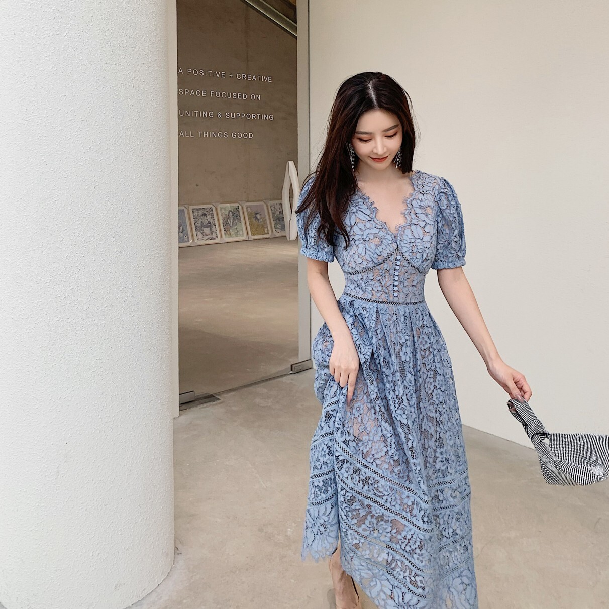 レースワンピース ワンピース スイート ガーリー ブルー 青 レッド 赤 ミドル丈 袖あり 半袖 Vネック フレア スリム 細身 タイト 透け感 シアー レース ポリエステル 大人女子 大人