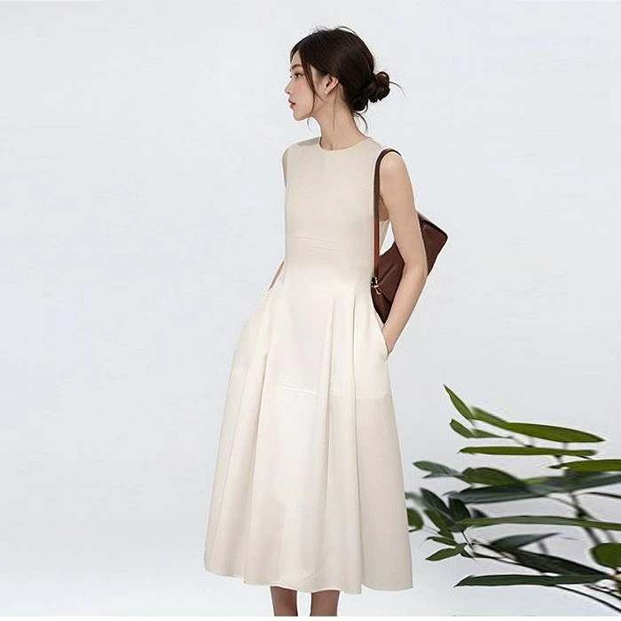 売切必至上品フレアノースリーブワンピース洗練シルエットで魅せる大人のエレガンス ホワイト　ひざ下丈　ラウンドネック