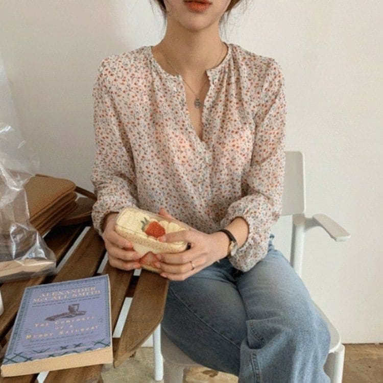 小花柄ブラウス トップス ブラウス 袖あり 長袖 パフスリーブ Vネック シフォン 前開き 透け感 かわいい 大人可愛い きれいめ シンプル カジュアル 大人 上品 おしゃれ お洒落 大人可愛い