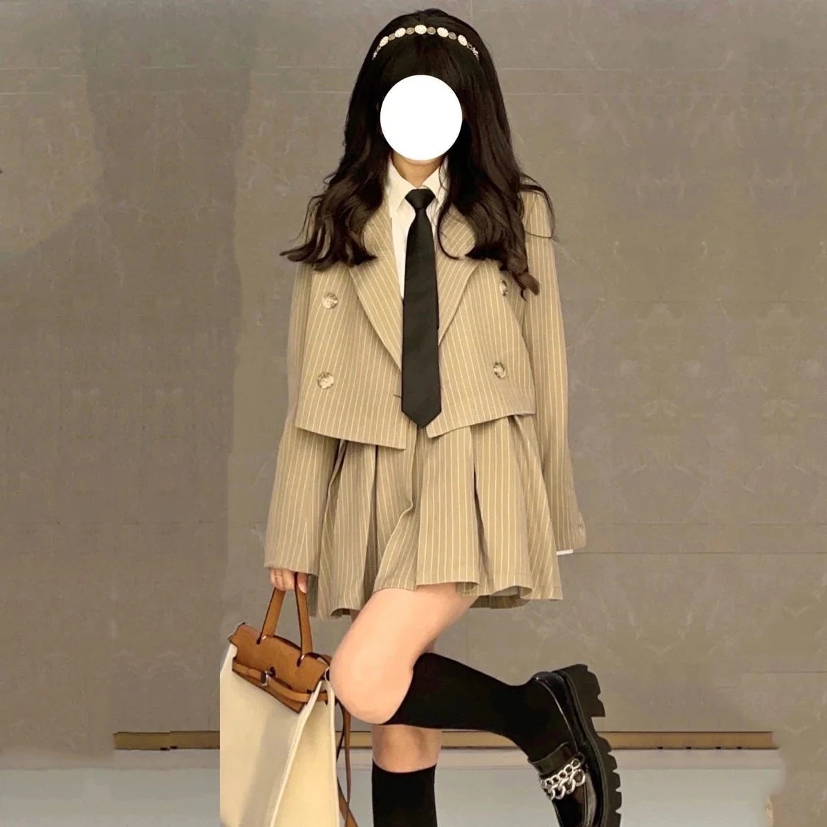 秋のスーツ女子学生韓版ゆったりした日系の短いスーツのコート+シャツ+半身のスカートの3つのセット