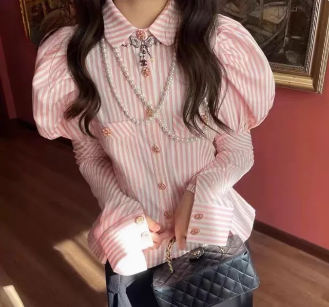 トップス シャツ ブラウス 長袖 ボリューム袖 バルーン袖 襟付き フレア スリム 細身 フェミニン 韓国風 プリーツ タックプリーツ ポケット ハイウエスト 前開き フラワーボタン ボタン かわいい