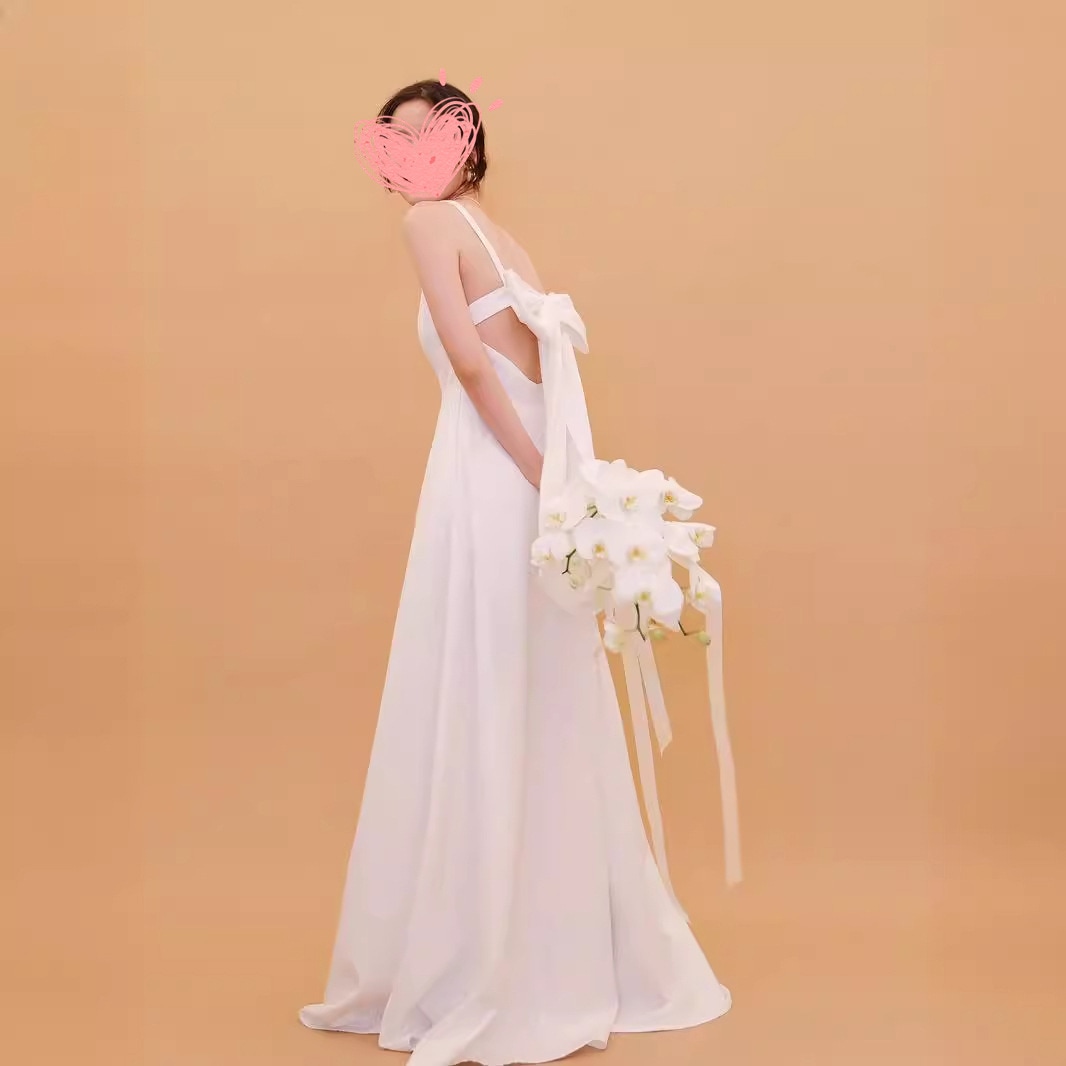 背中と後ろの白い光のウェディングドレススカートスカートサスペンダーフロア女性のためのシンなドレススカート