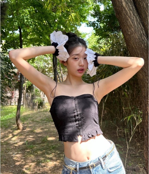 [IVEチャンウォニョン着用] 袖なしビスティ- Black